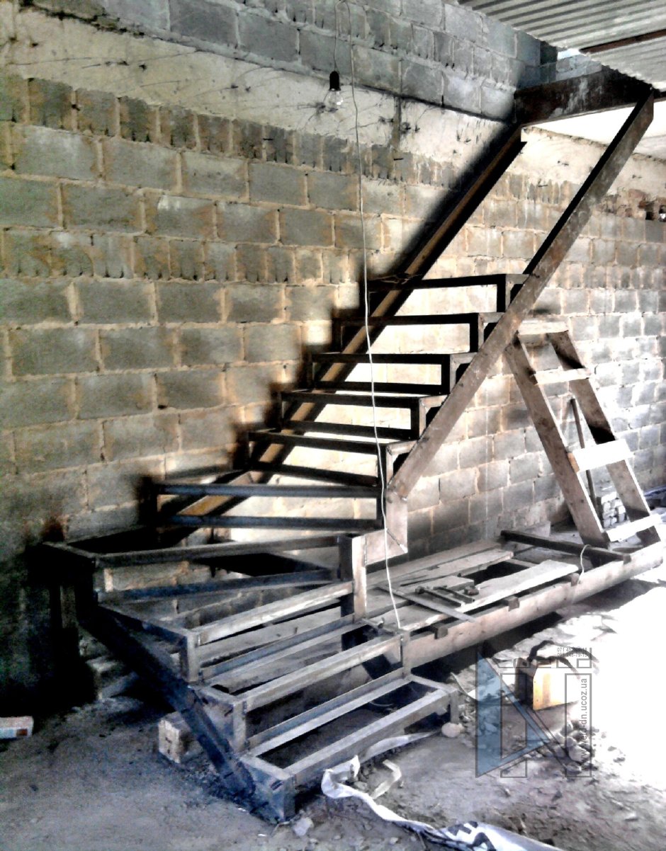 Консольная лестница из швеллера 30