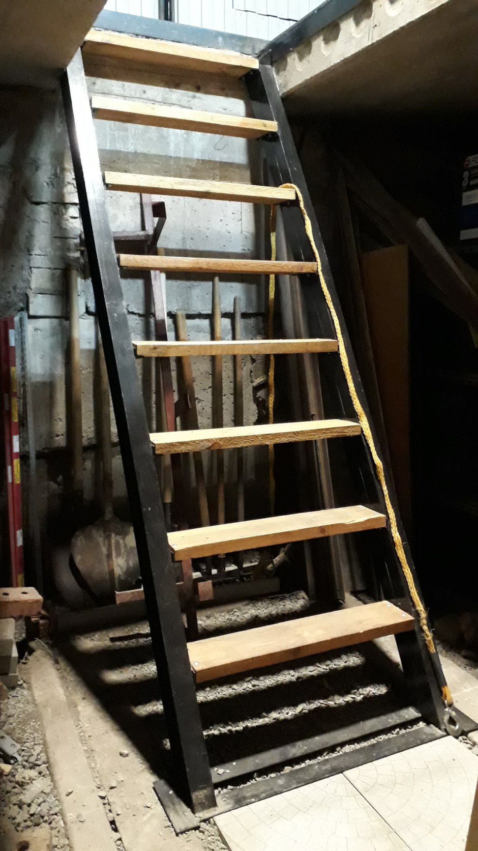 Лестница приставная из профильной трубы 20х40 на чердак