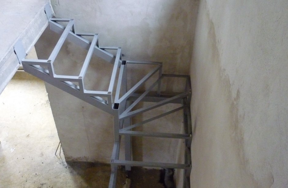 Металлокаркас лестницы с забежными ступенями на 90