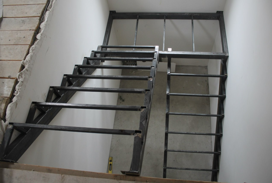 Лестница п-образная с площадкой на второй этаж на металлокаркасе