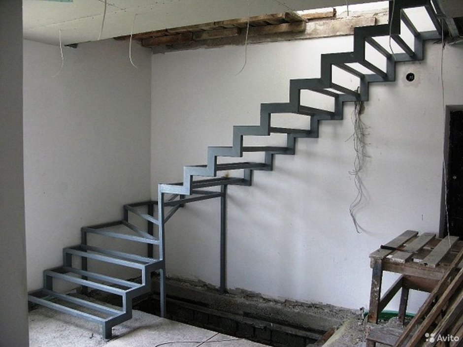Металлокаркас лестницы с забежными ступенями