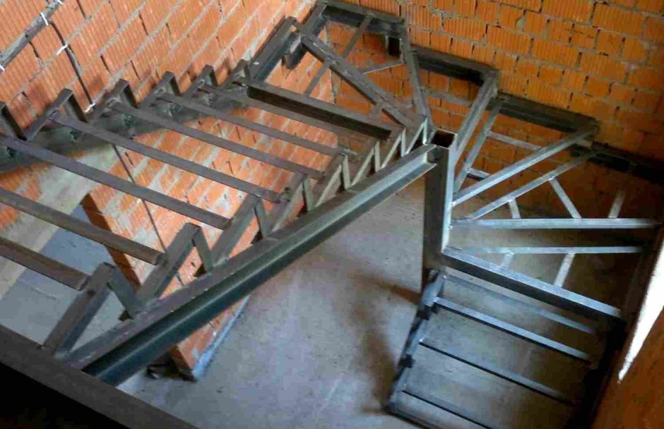 Металлокаркас лестницы с забежными ступенями на 180