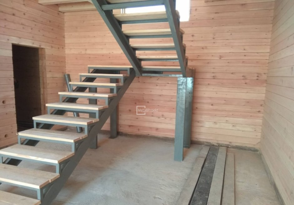 Лестница двухмаршевая п образная металлокаркас