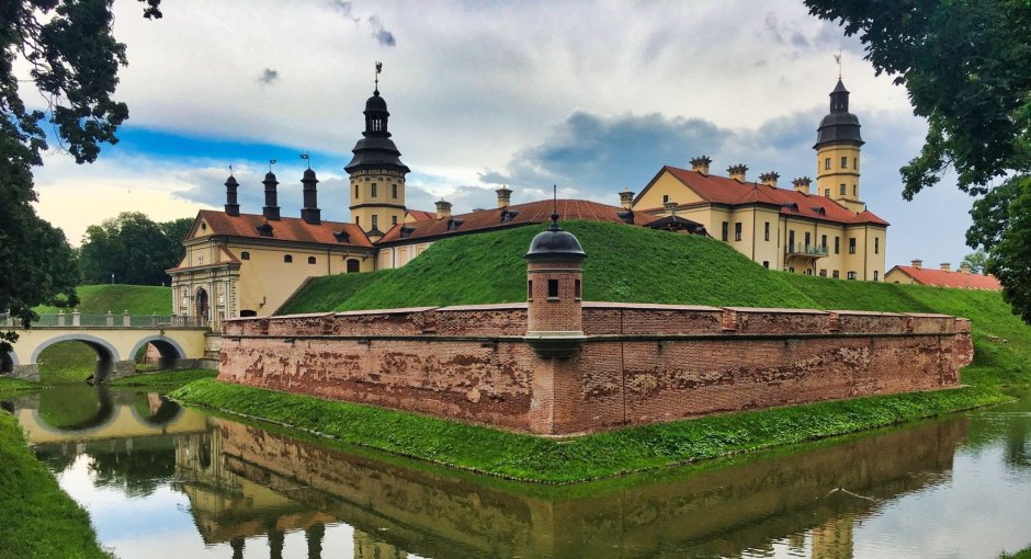 Мирский замок в Белоруссии живопись