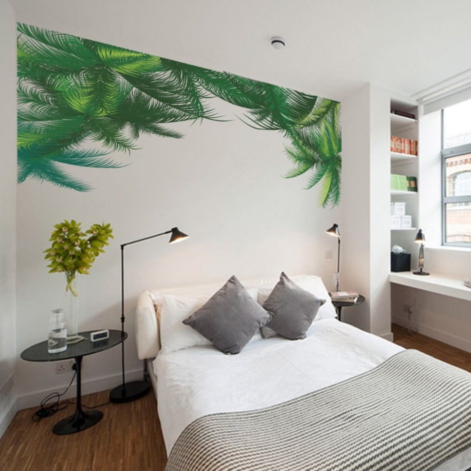 Спальня с пальмовыми листьями на стене