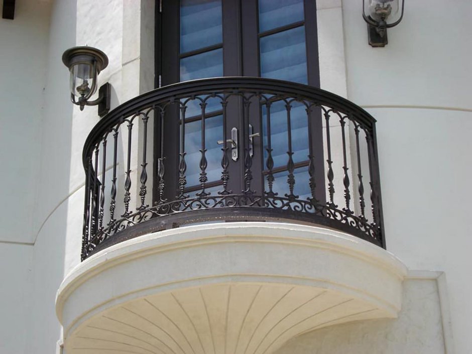 Кованые балконы с лестницей