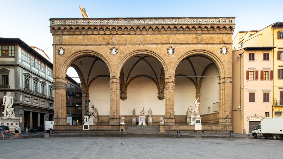 Лоджии ланци на площади Синьории во Флоренции