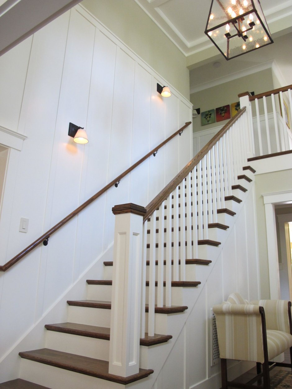 Лестница деревянная белые поручни в интерьере