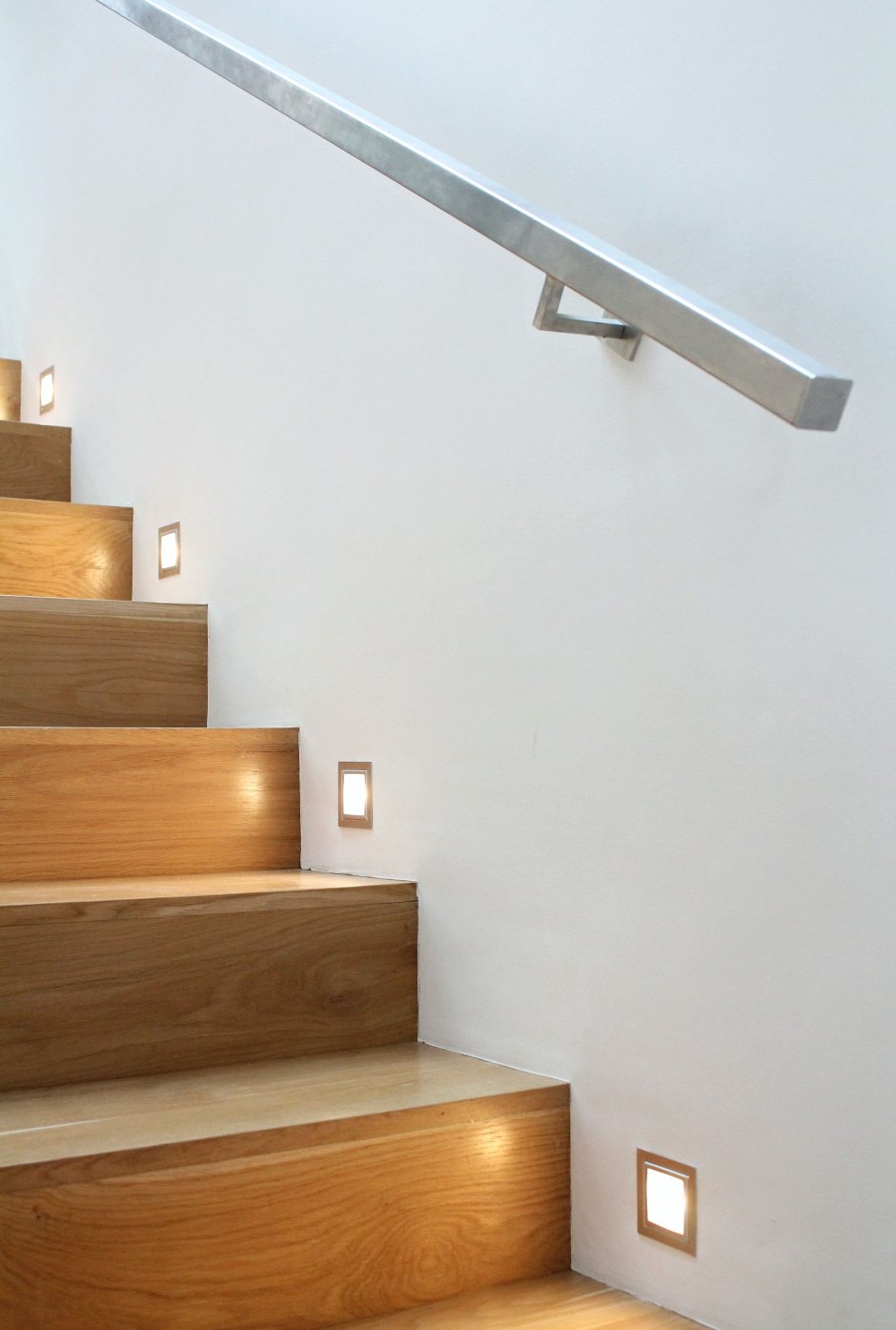 Светильники для ступеней лестницы в доме