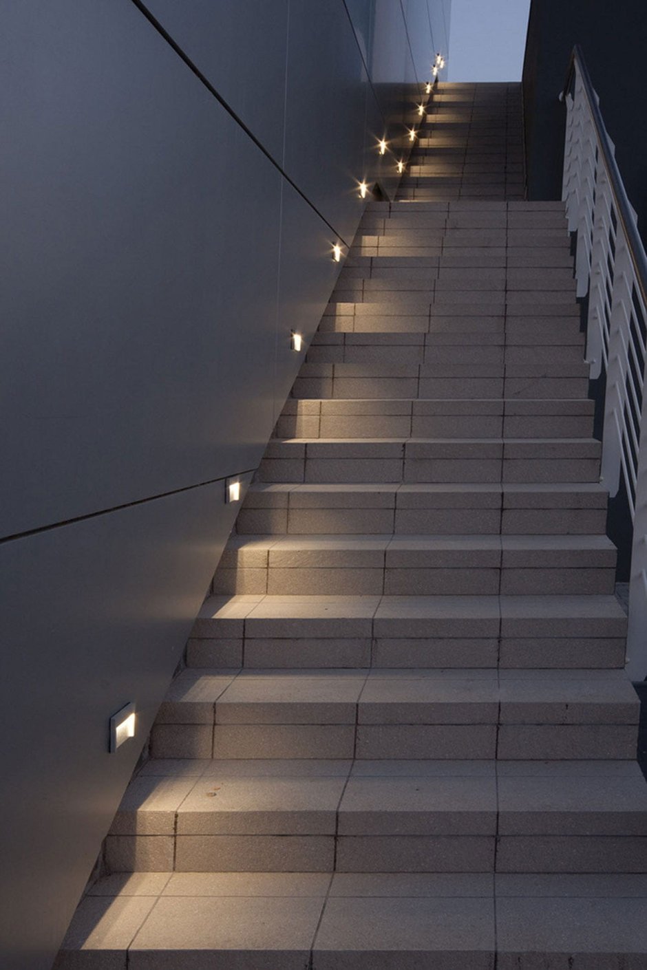 Точечная подсветка лестницы