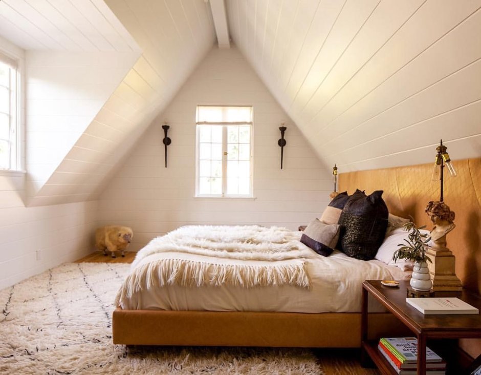 Спальня в мансарде в ретро стиле