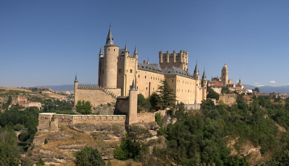 Замок Коломарес в городе Бенальмадена