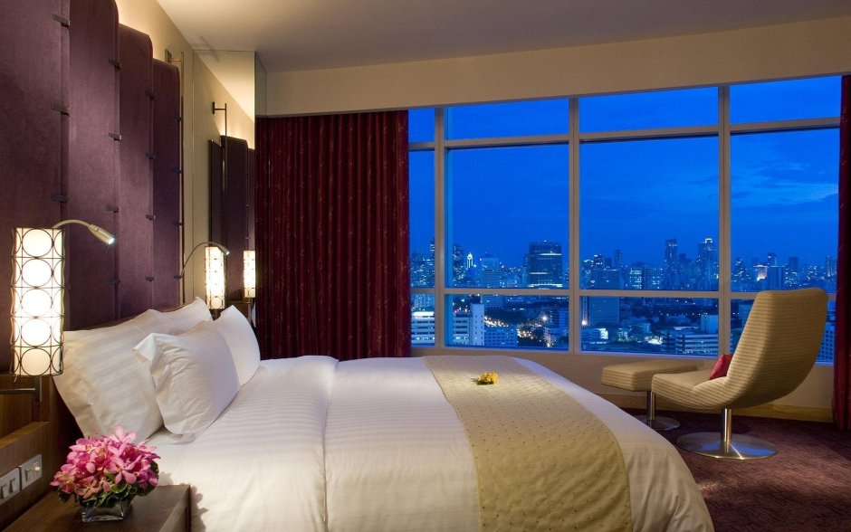Спальня с панорамными окнами в квартире