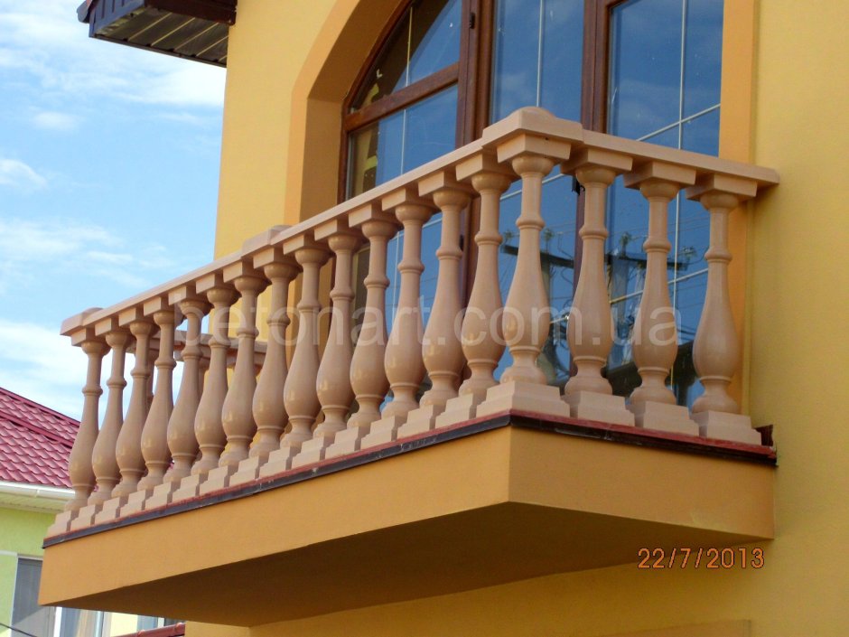 Балкон с деревянными балясинами