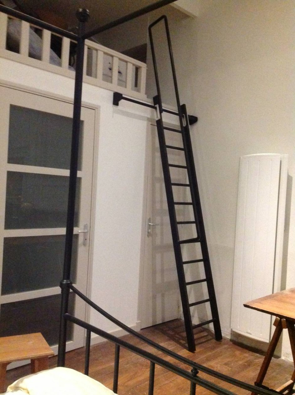 Сдвижная лестница для полок