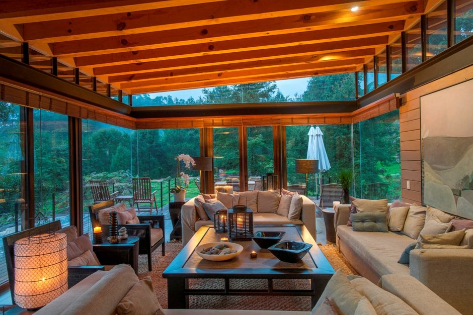 Дом со стеклянной стеной