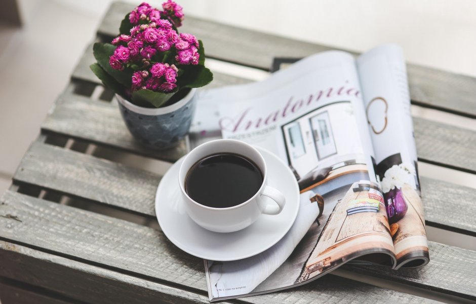 Чашка кофе и газета