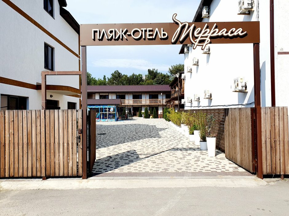 Терраса к дому с ковкой
