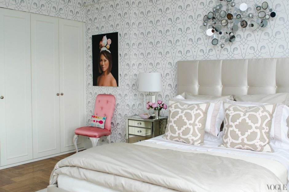 Спальня с постерами белая мебель