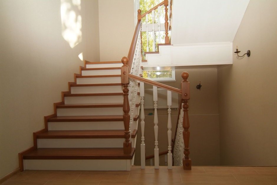 Лестница деревянная комбинированная