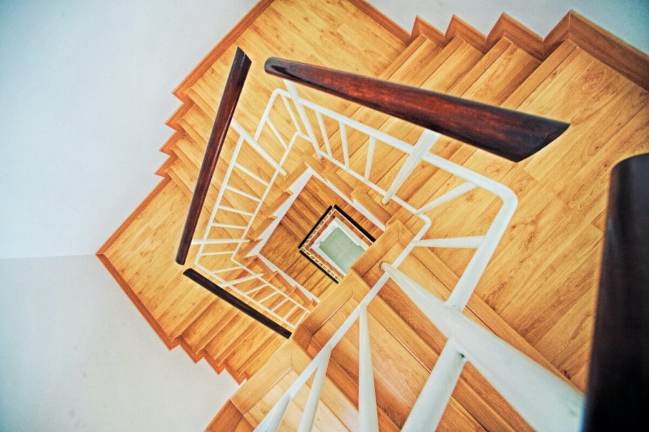 Спиральная деревянная лестница вниз