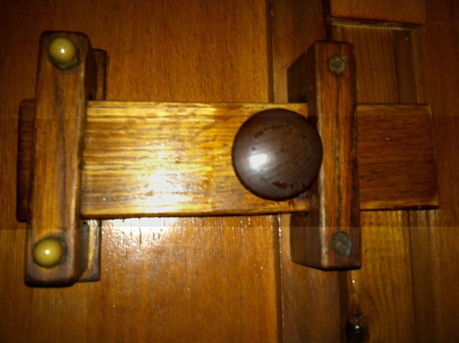 Деревянная щеколда на дверь
