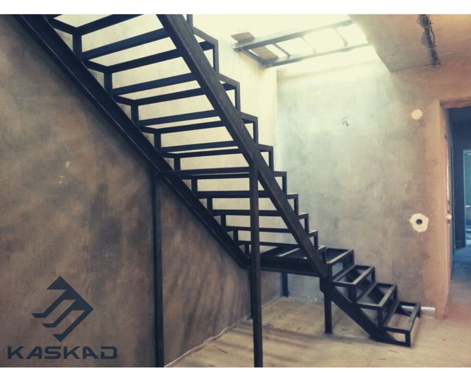 Лестница металлическая из профильной трубы 80x40 и 2 косоура