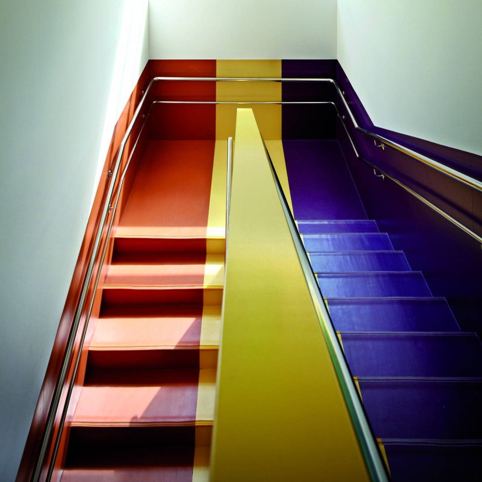Интерьер лестницы в школе