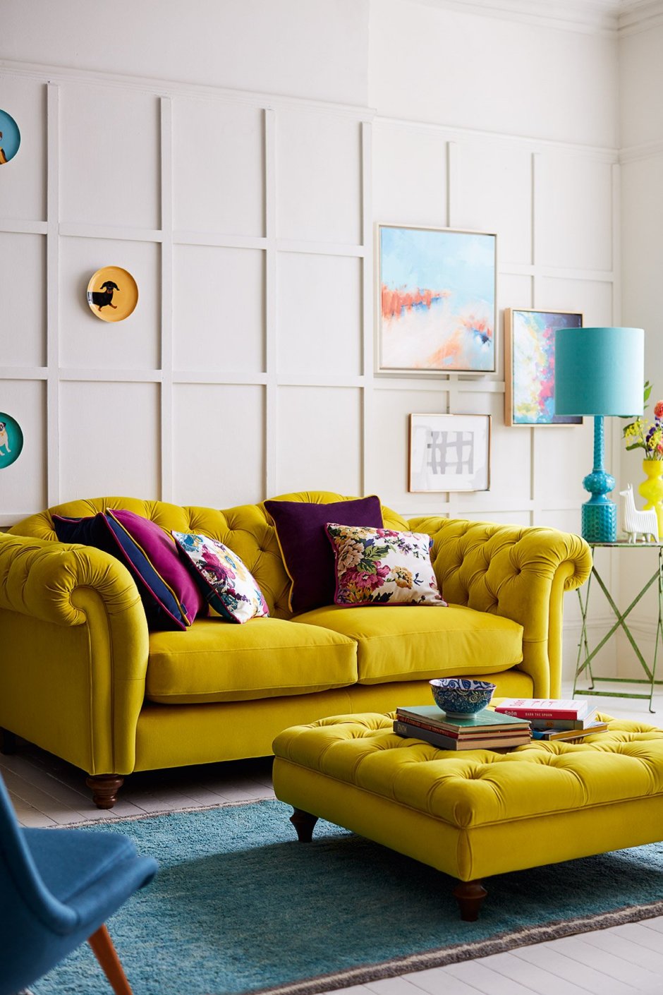 Желтый диван на фоне кирпичной стены