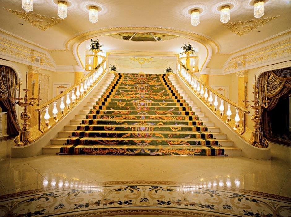 Холл в дворцовом стиле