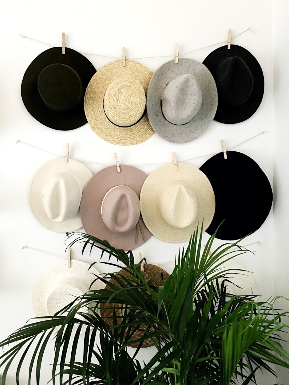 Камерунские шляпы Juju hat в интерьере