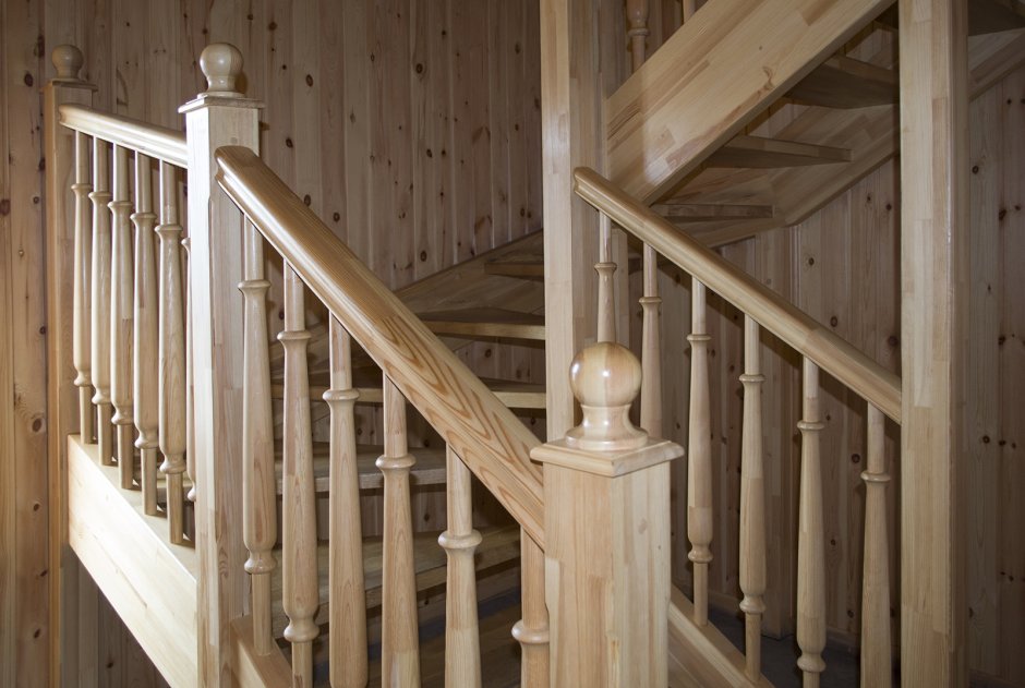 Лестница деревянная с балясинами и перилами