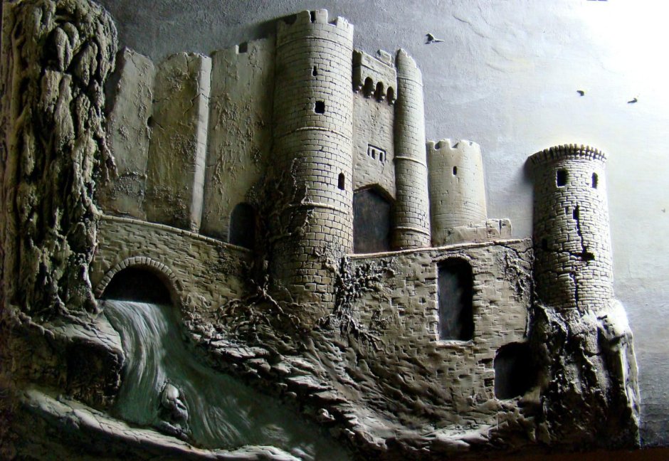 Барельеф замок на стене