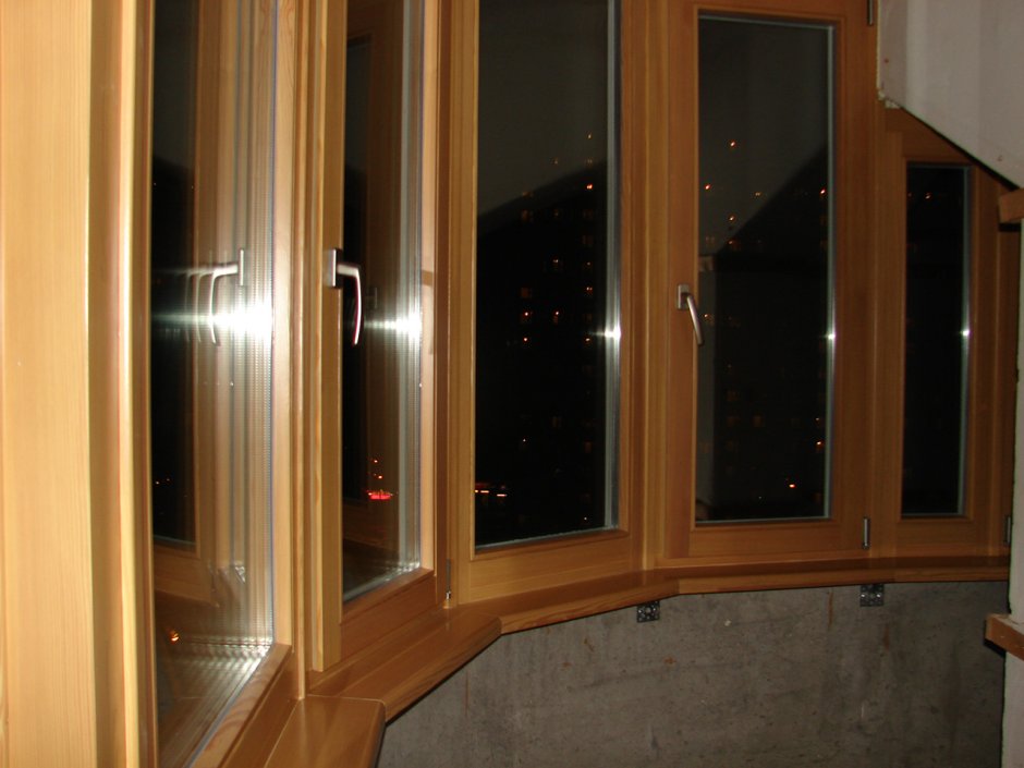 Деревянные двухрамные окна на балконе
