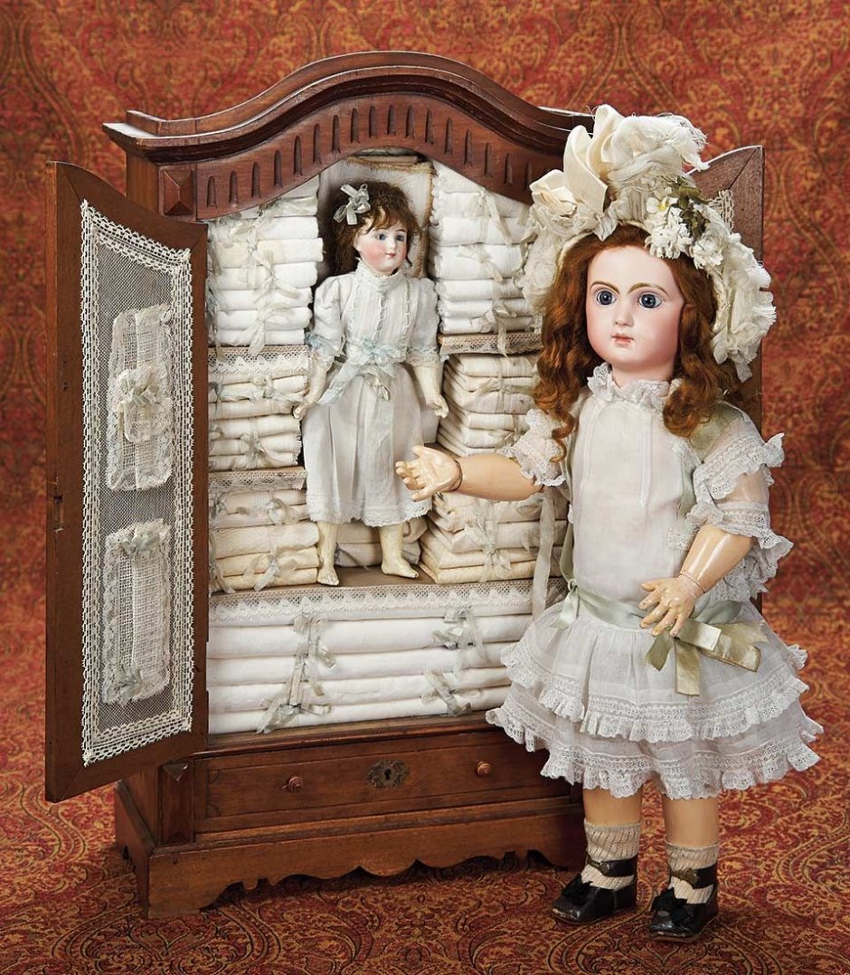 Антикварная кукла с куклой