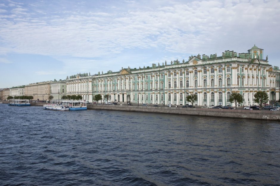 Здания на Университетской набережной в Санкт-Петербурге