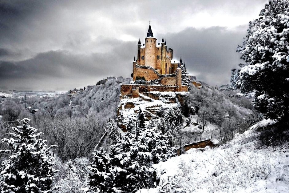 Замок старинный в зимнем лесу