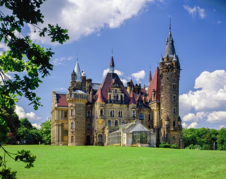 Опатовский замок в Польше