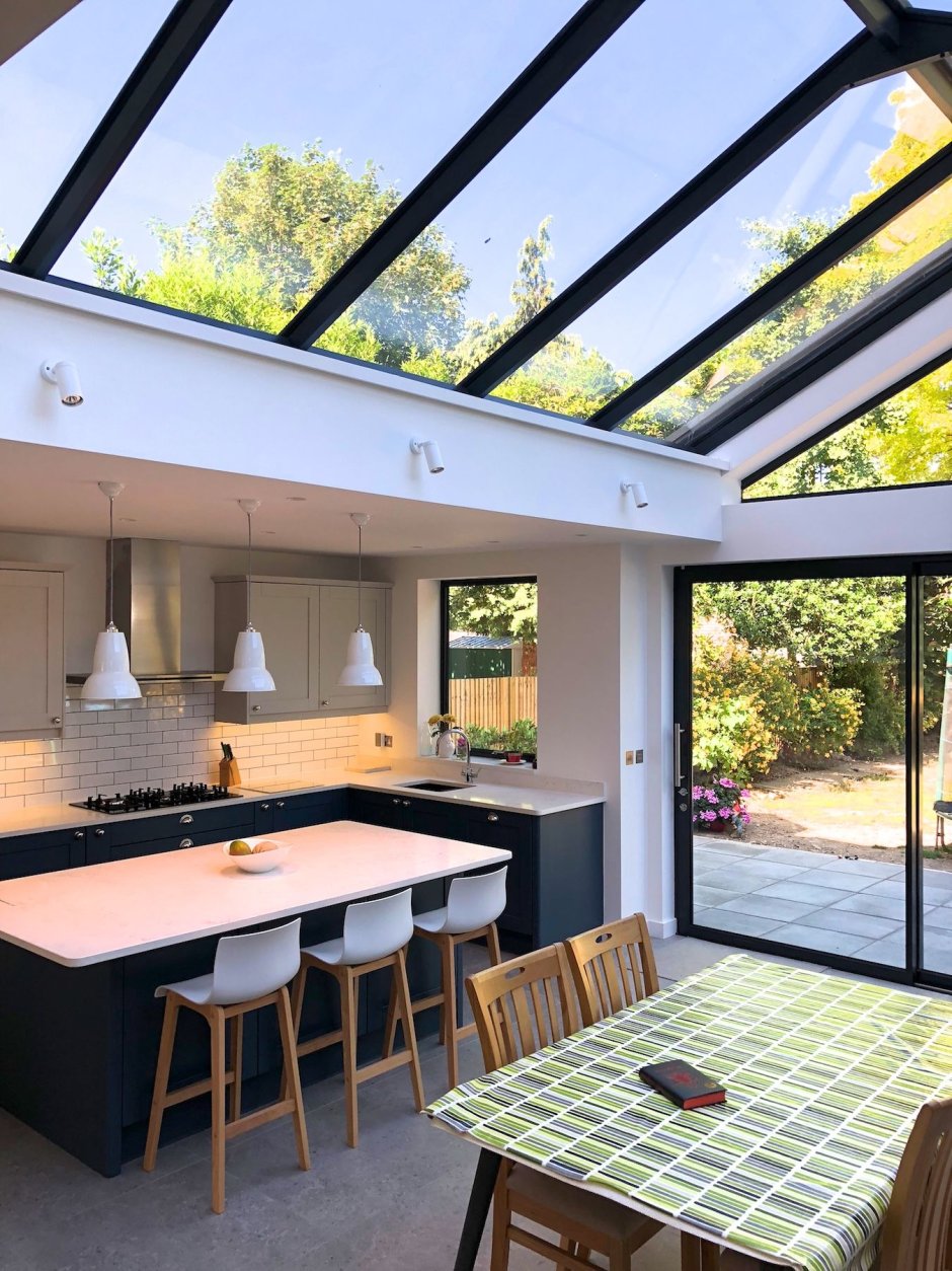Летняя кухня с панорамными окнами