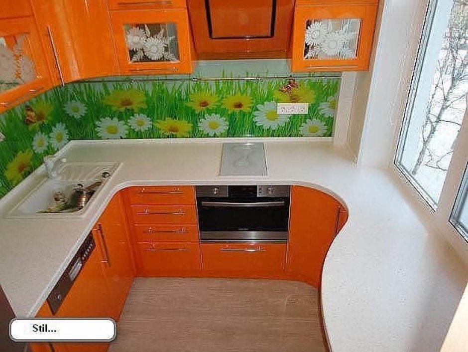 Угловая кухня в хрущевке оранжевая