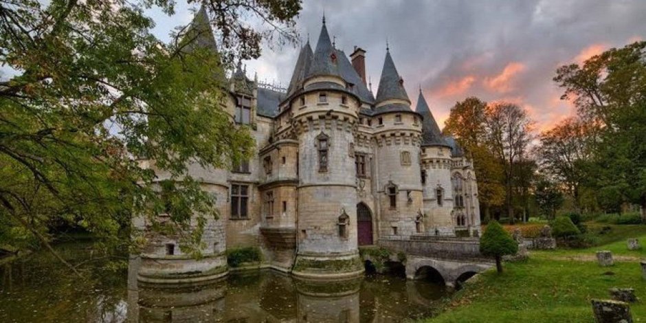 Замок Жолни Франция