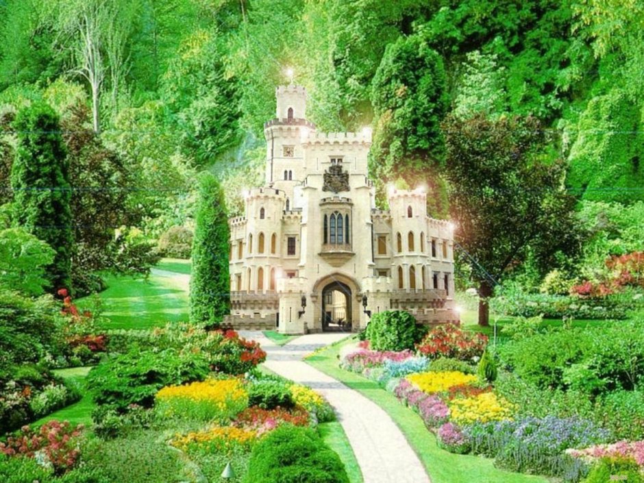 Сказочный сад у дворца