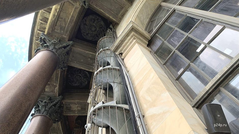 Лестница на колоннаду Исаакиевского собора