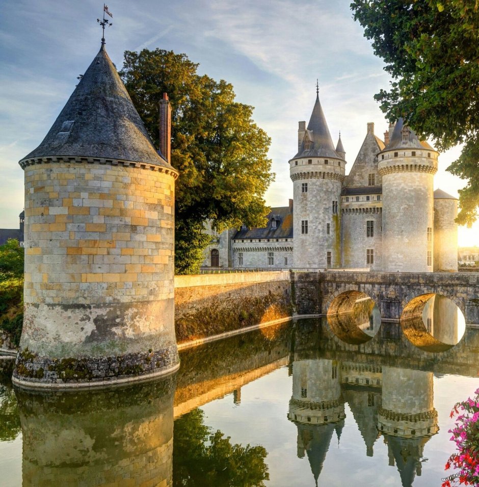 Замок Сюлли 10 11 века Франция