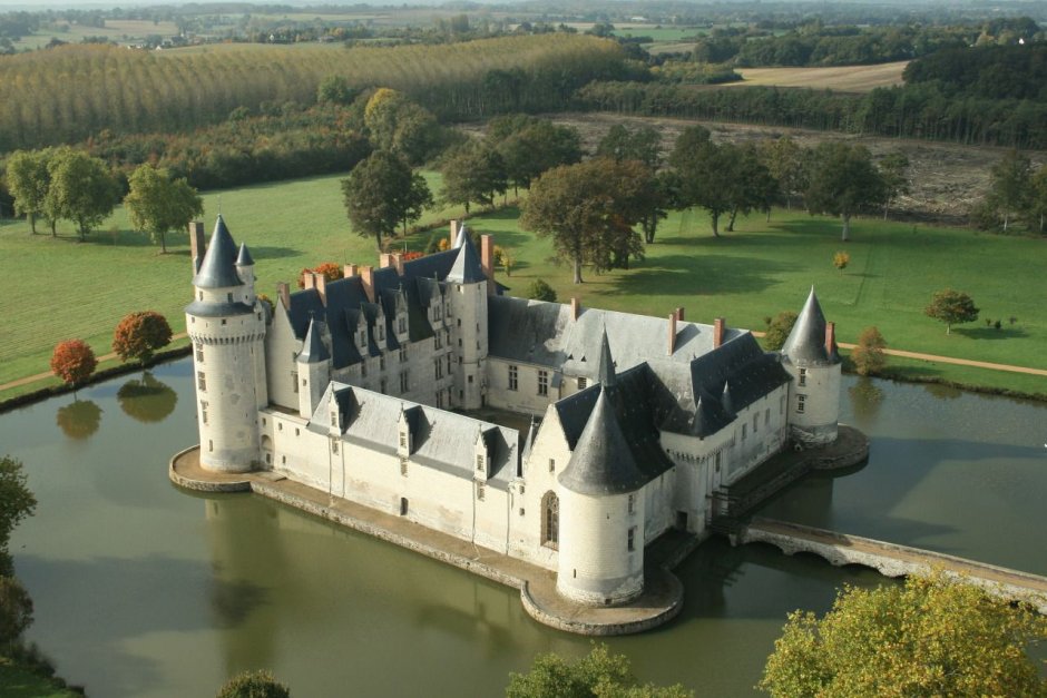 Замок Сюлли-сюр-Луар (Château de Sully-sur-Loire) во Франции
