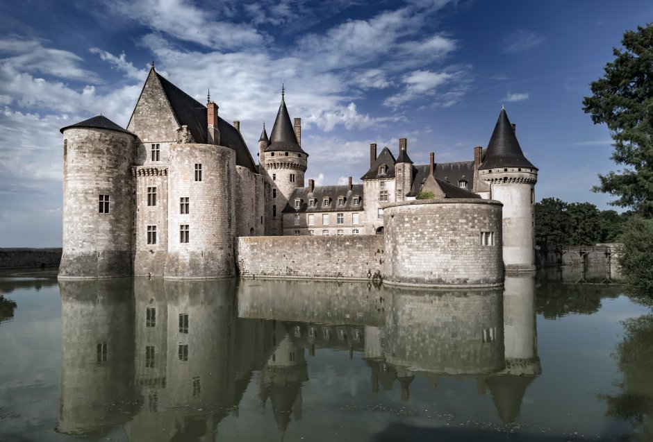 Средневековый замок Сюлли-сюр-Луар Франция