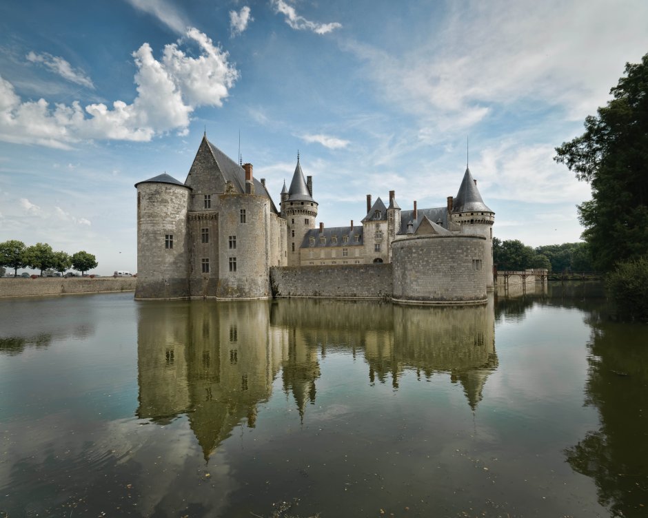 Замок Сюлли-сюр-Луар (Château de Sully-sur-Loire) .