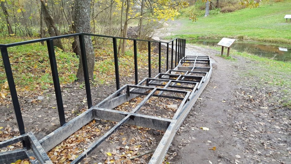 Металлическая лестница на склоне