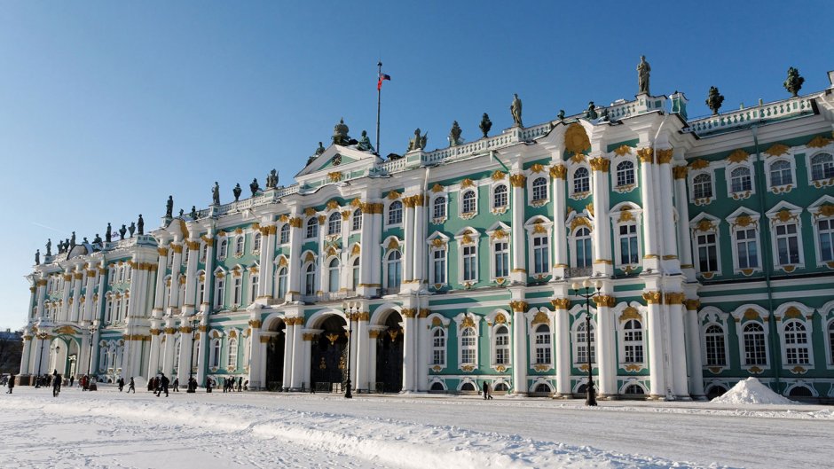 Дворцовая набережная в Санкт-Петербурге зима