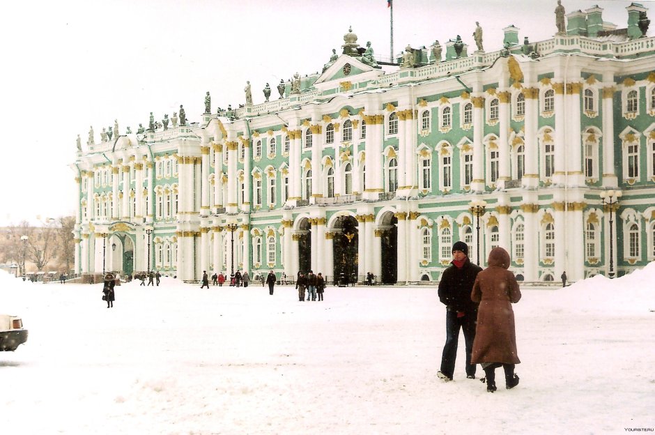 Зимний дворец терракотового цвета